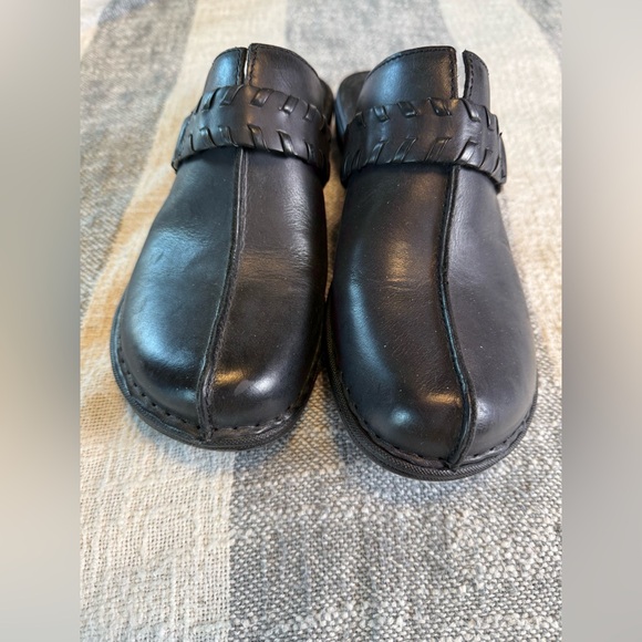 BORN Talquin SZ 9M Black Leather Mules Clogs Whipstitch Strap Buckle Detail - Picture 2 of 8